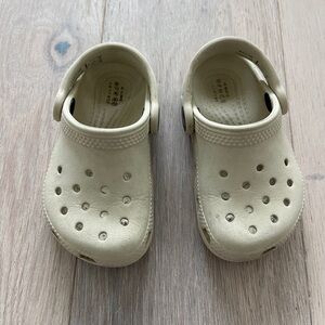 🍀2/$10 Kids Toddler Beige Cream Crocs size 6